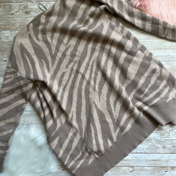 Cupcakes and Cashmere Open Front Cardigan | XS | Zebra Print - Picture 3 of 8